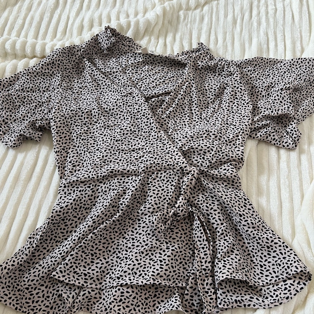 Women's Black and White leopard animal  Wrap Top monteau
